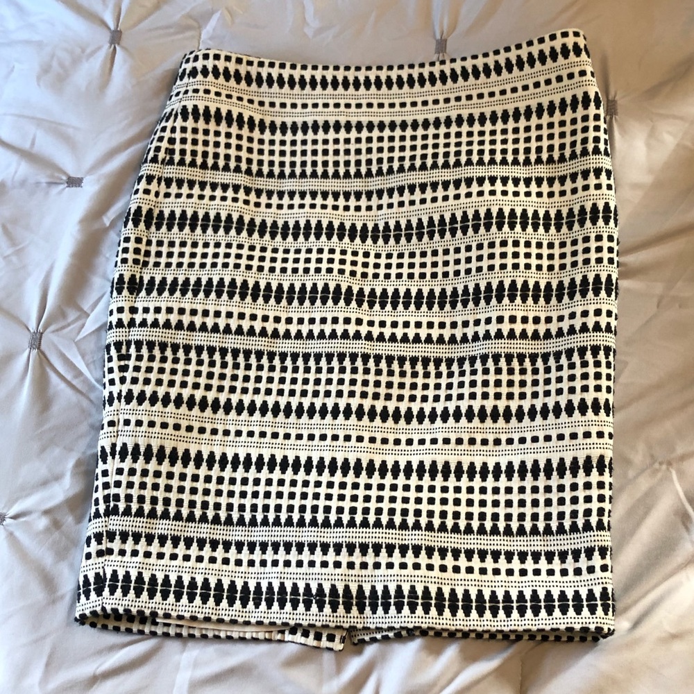 LIKE NEW 00P LOFT Skirt - woven & lined